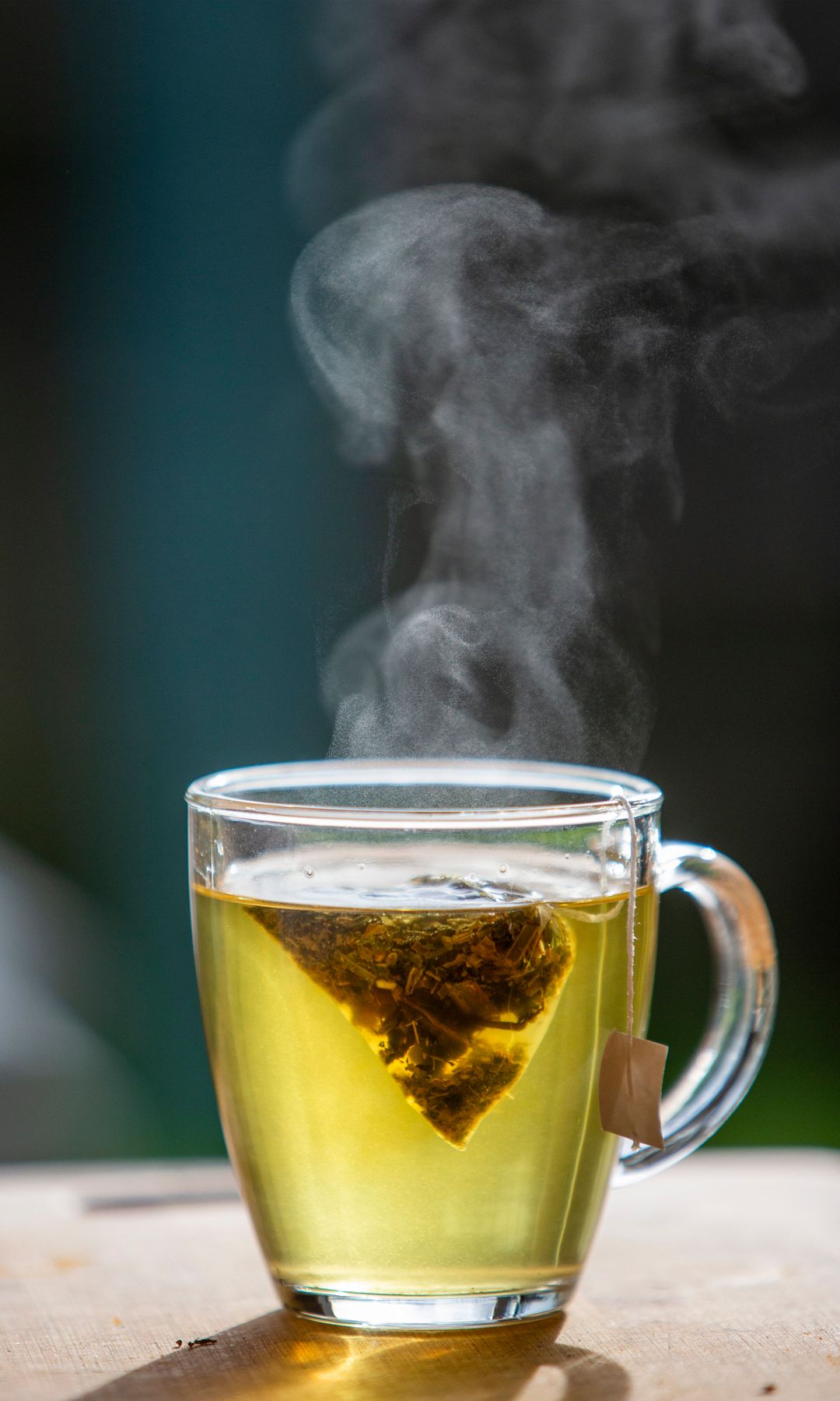 Vaso con una bolsita de infusión humeante