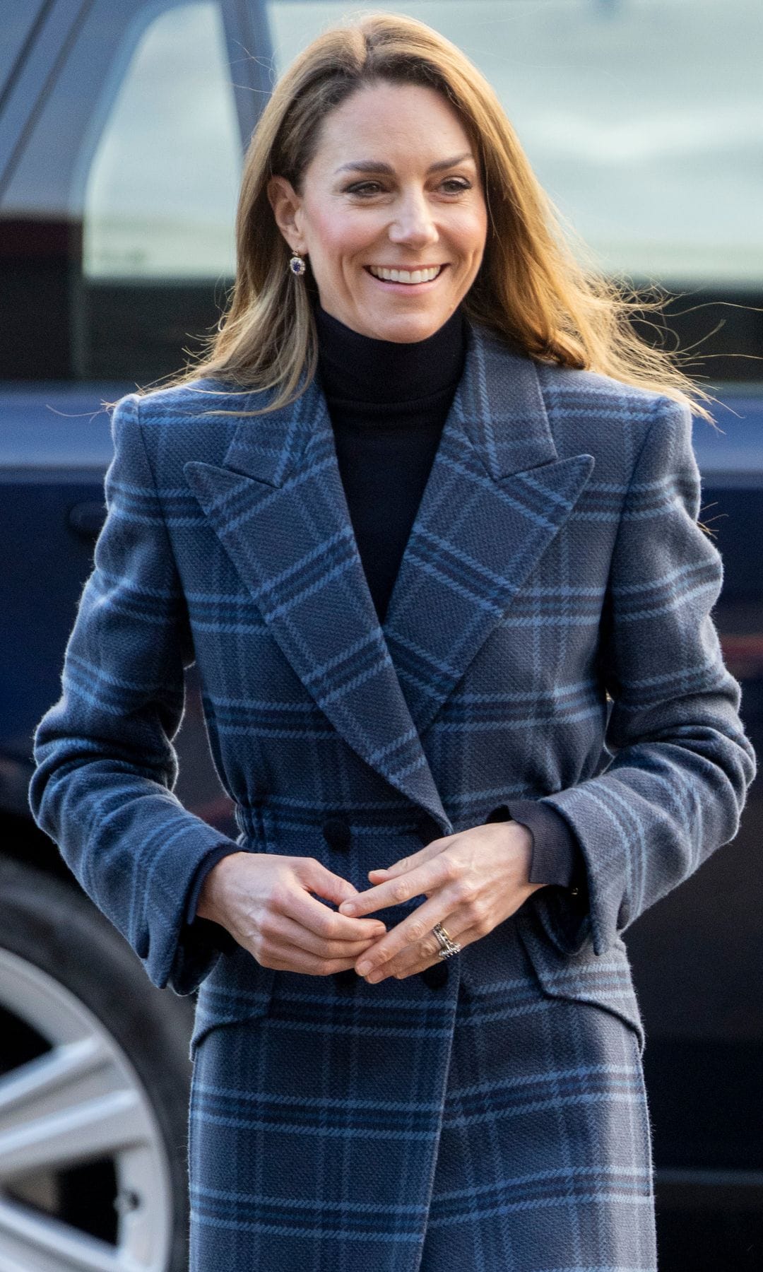 Kate Middleton, con botas de tendencia, cambia de estilo con su abrigo de cuadros en homenaje a Escocia
