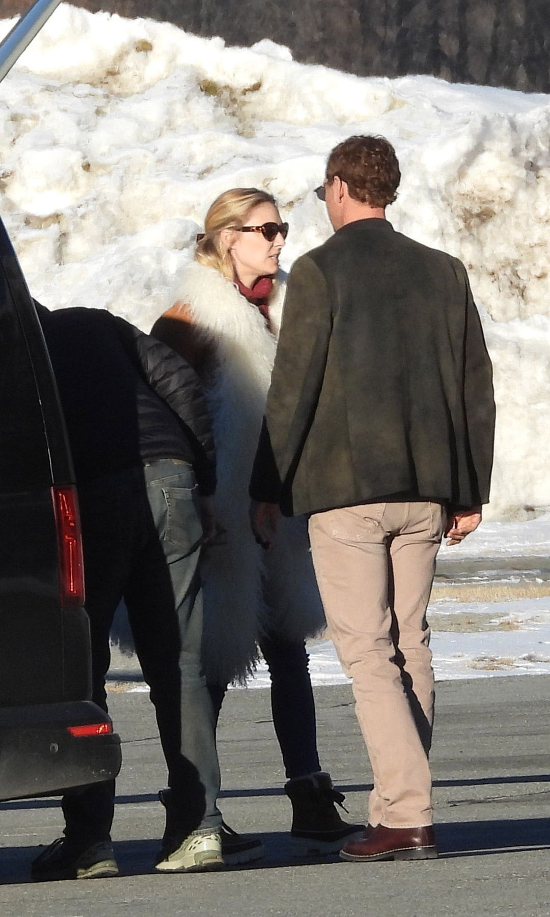 Pierre Casiraghi, con chaquete de ante caqui.