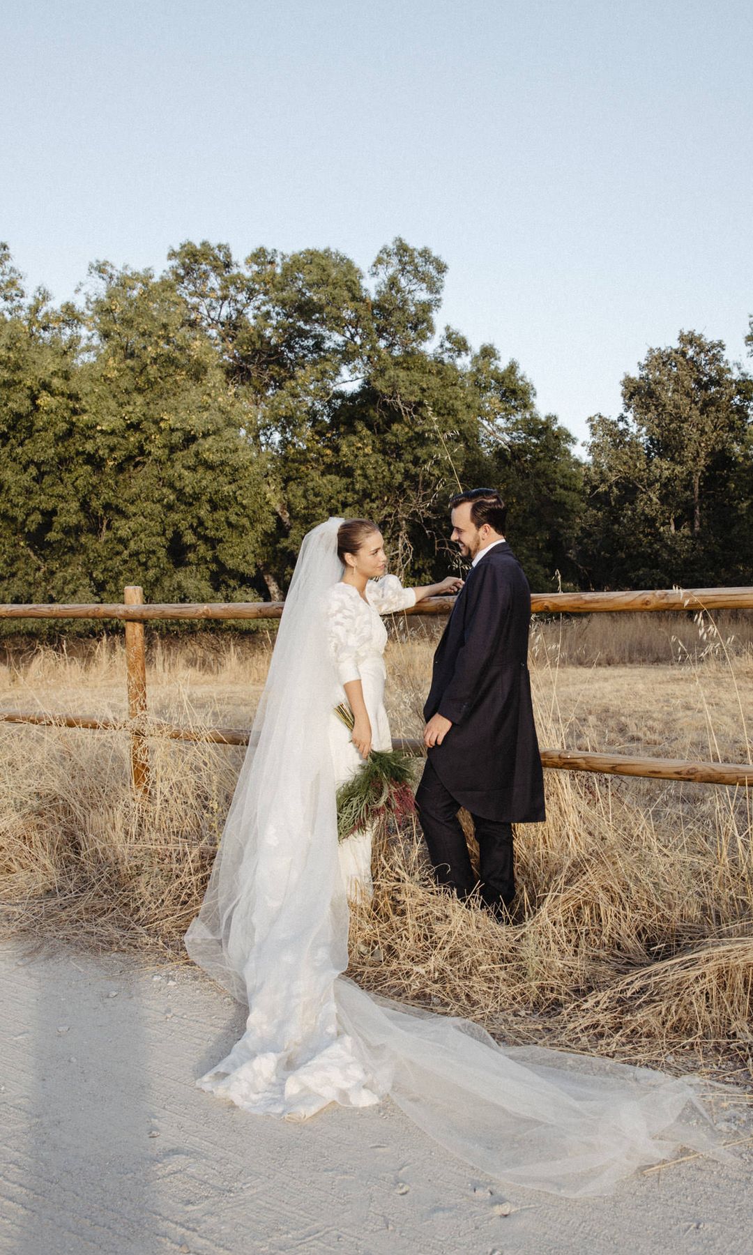 Boda en Madrid con look de Castellar Granados con mangas abullonadas