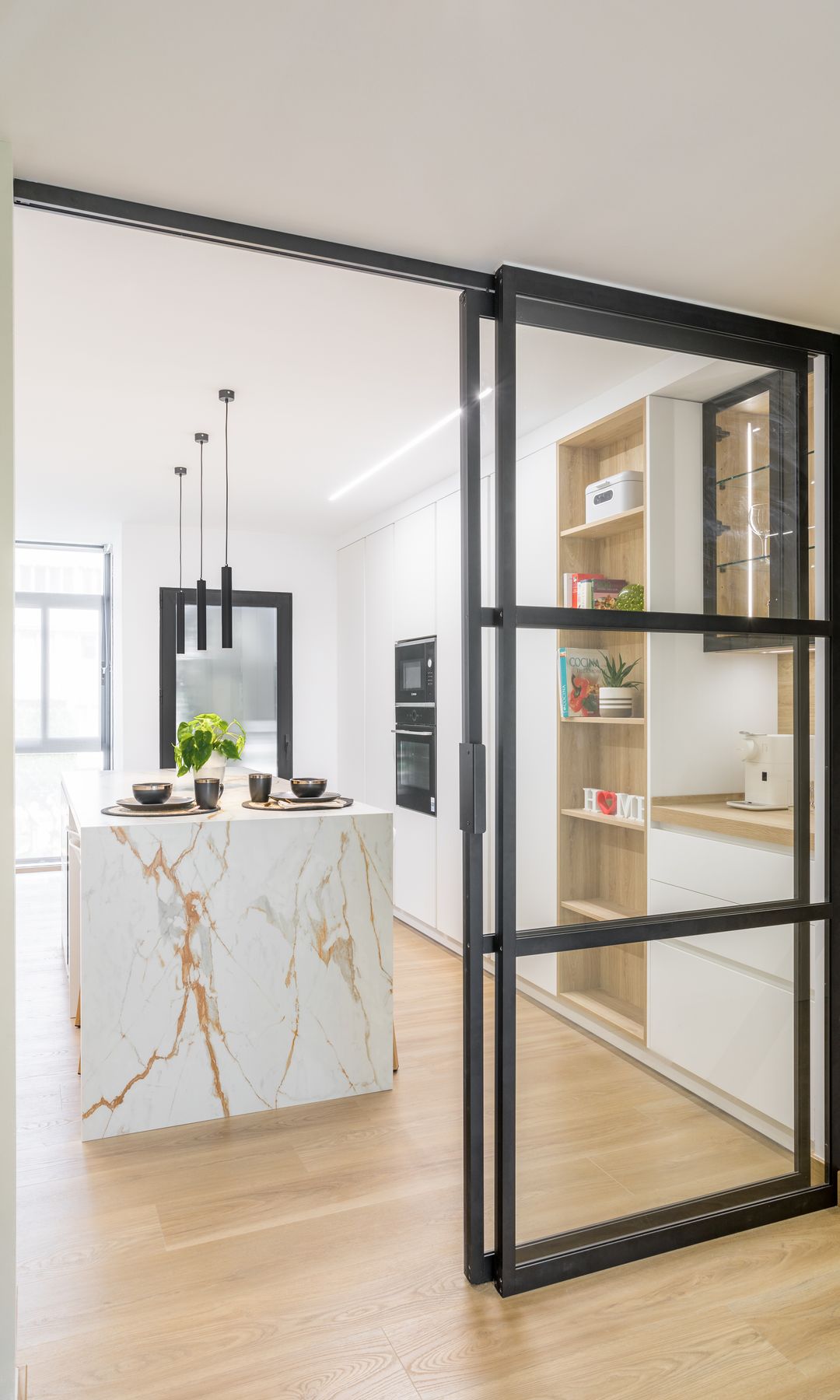 Cocina con puertas de cristal
