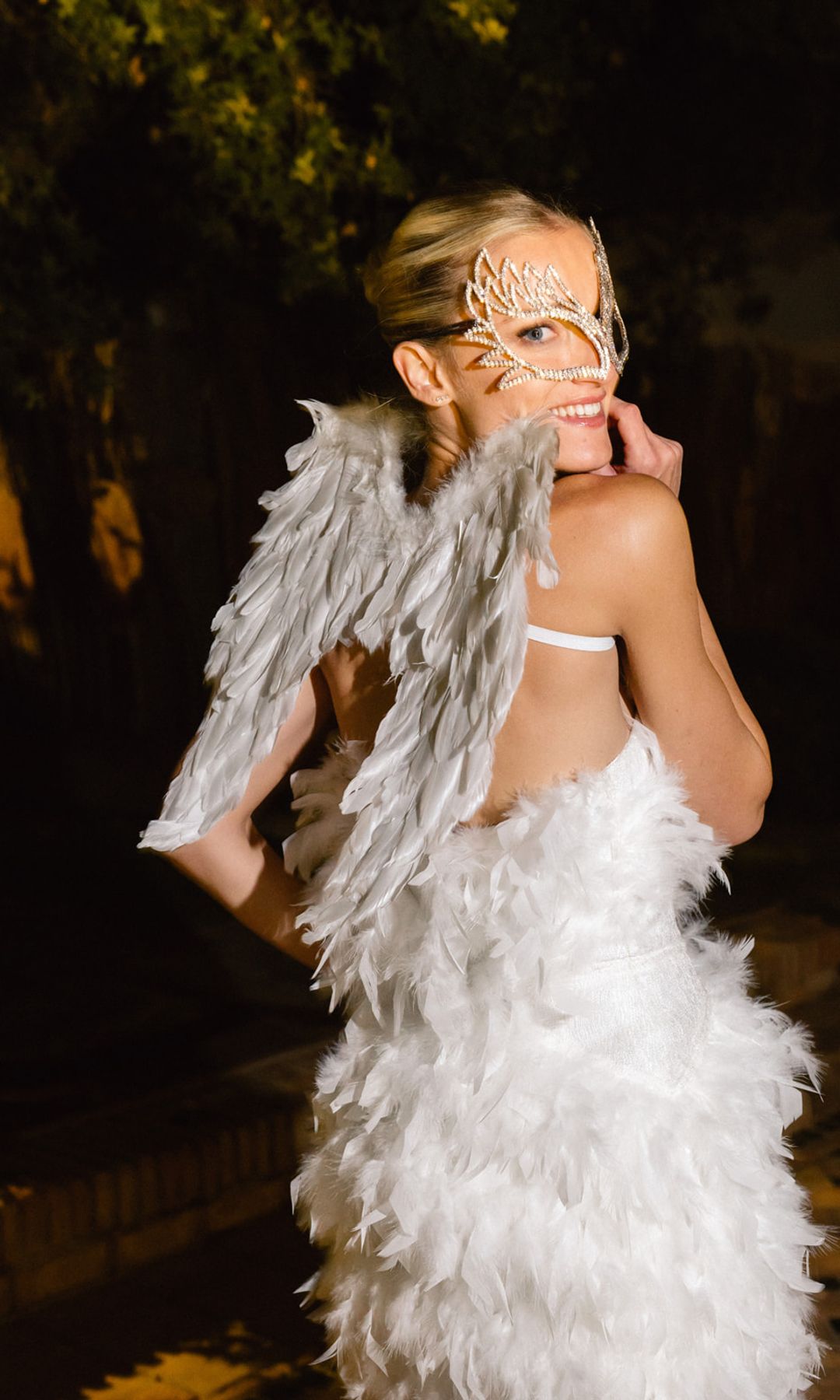 Segundo look de novia con plumas