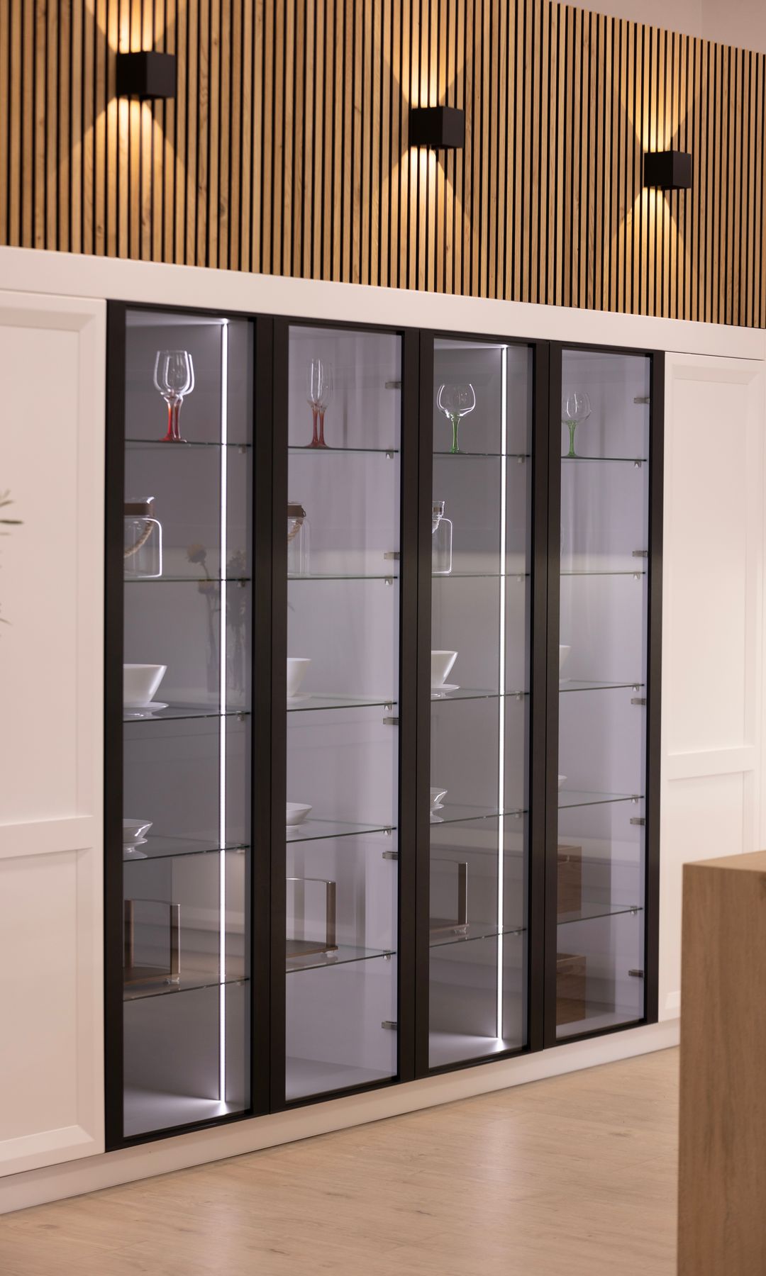 Vitrina de cocina hecha a medida con iluminación integrada y cristales negros