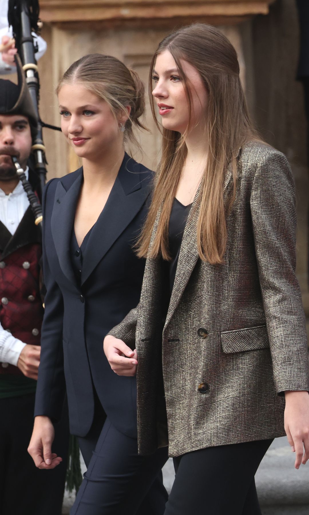 La princesa Leonor y la infanta Sofía llegando a los Premios Princesa de Asturias 2024