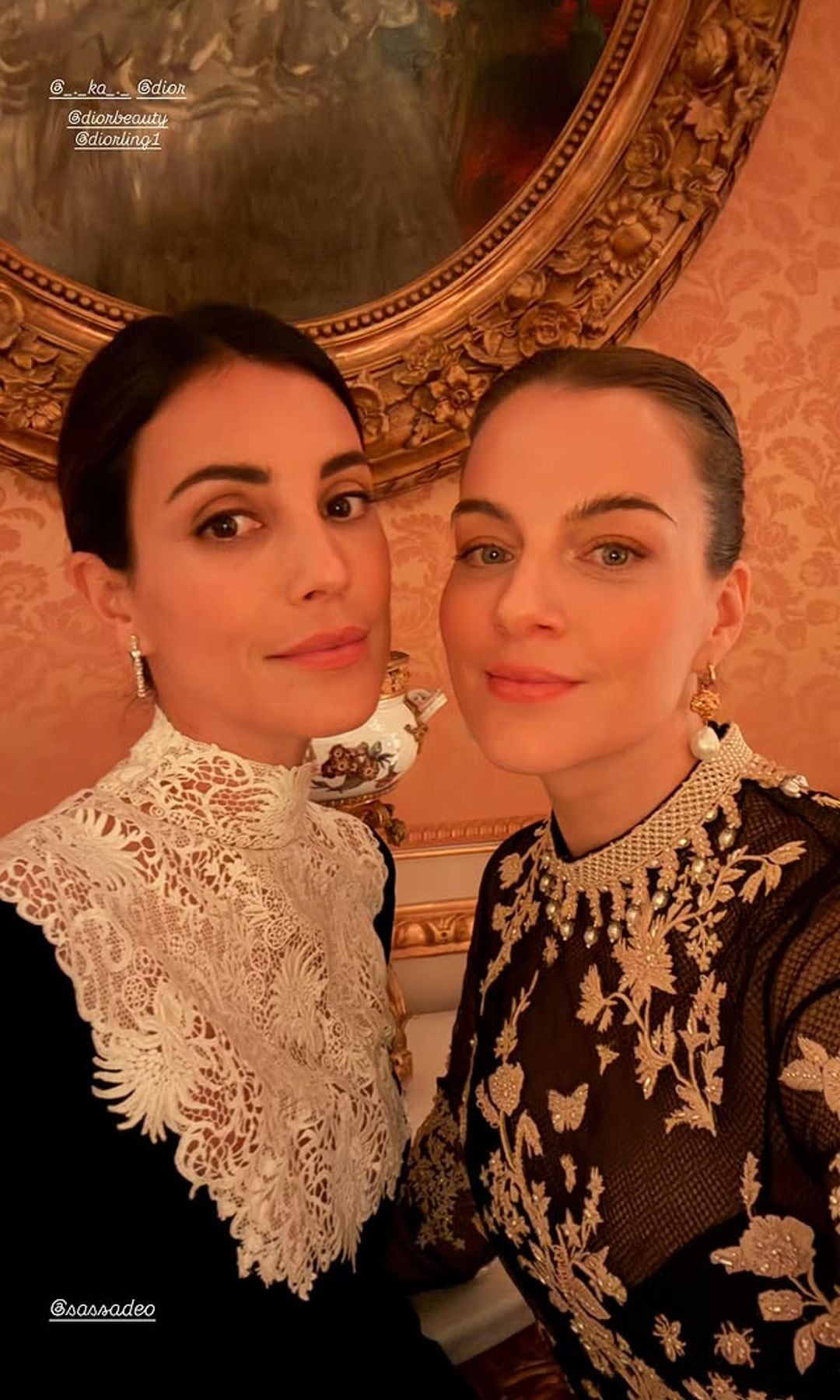 Sassa de Osma y Cleo Zu Oettingen-Spielberg con look de Dior en una cena en el palacio de Liria