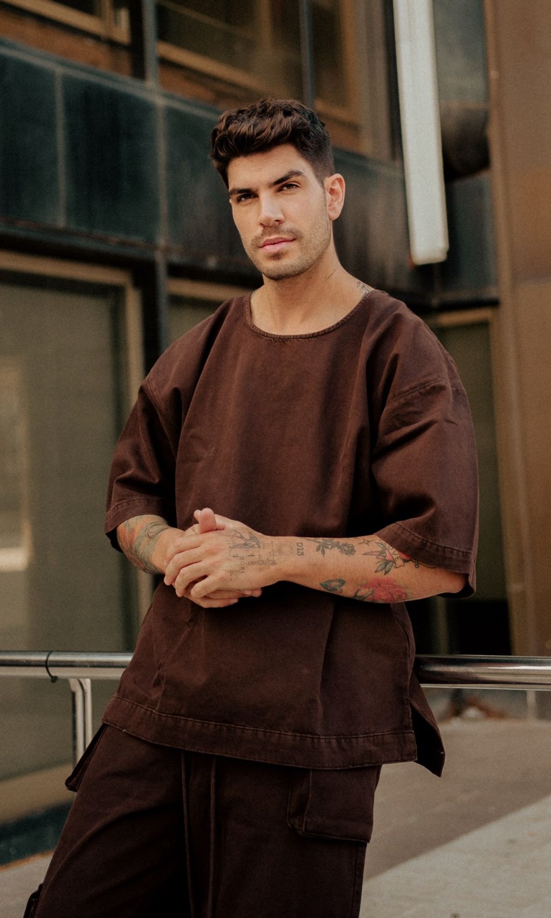 Diego matamoros posando en un edificio