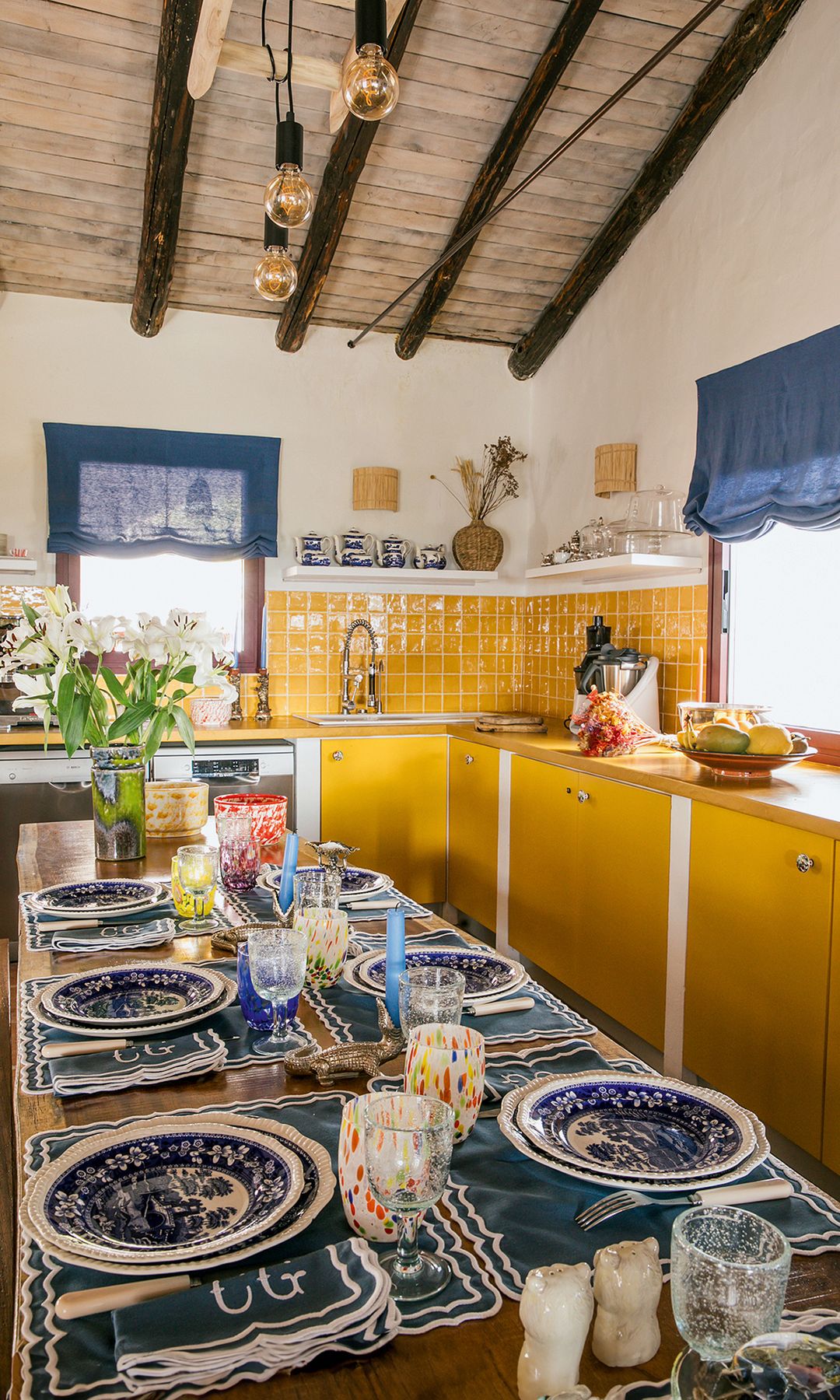 La cocina, decorada con cortinas Cánovas y vajilla antigua heredada de la abuela de las hermanas
