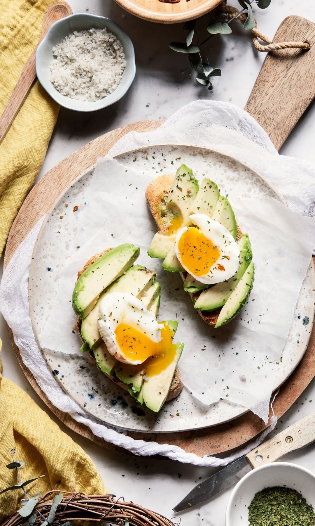 Dos tostadas de aguacate con huevo