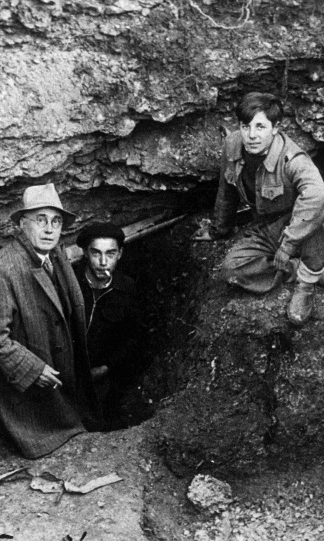 León Laval, Marcel Ravidat, Jacques Marsal y el abad Henri Breuil, figuras clave en el descubrimiento y estudio de la cueva de Lascaux, fotografiados en Montignac (Francia) en 1990
