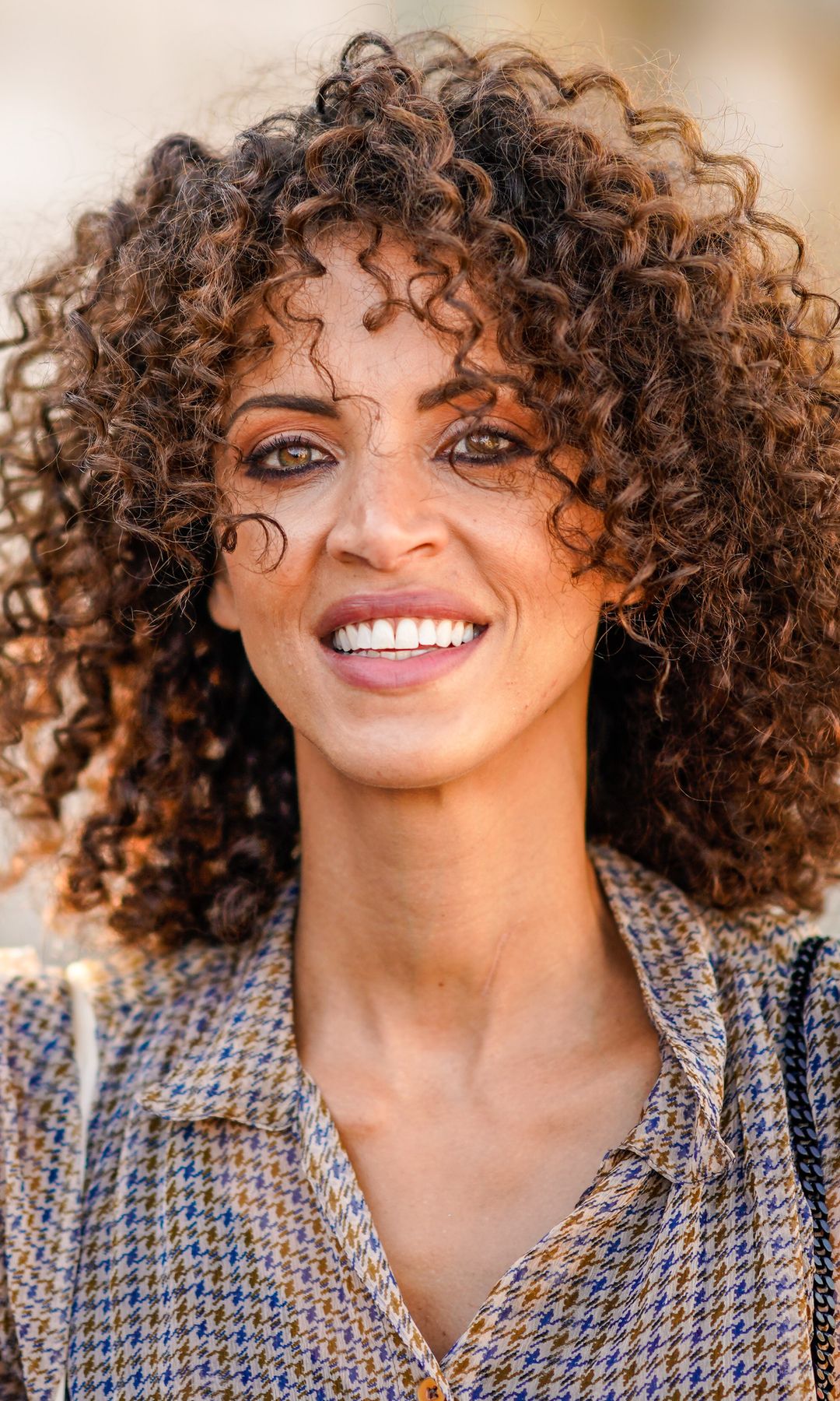 10 cortes de pelo rizado a capas que los peluqueros adoran