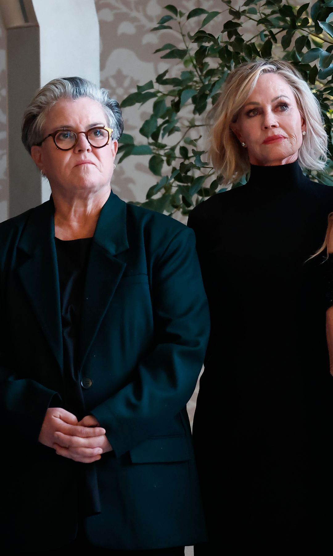 Rosie O'Donnell y Melanie Griffith en un evento en noviembre 2024