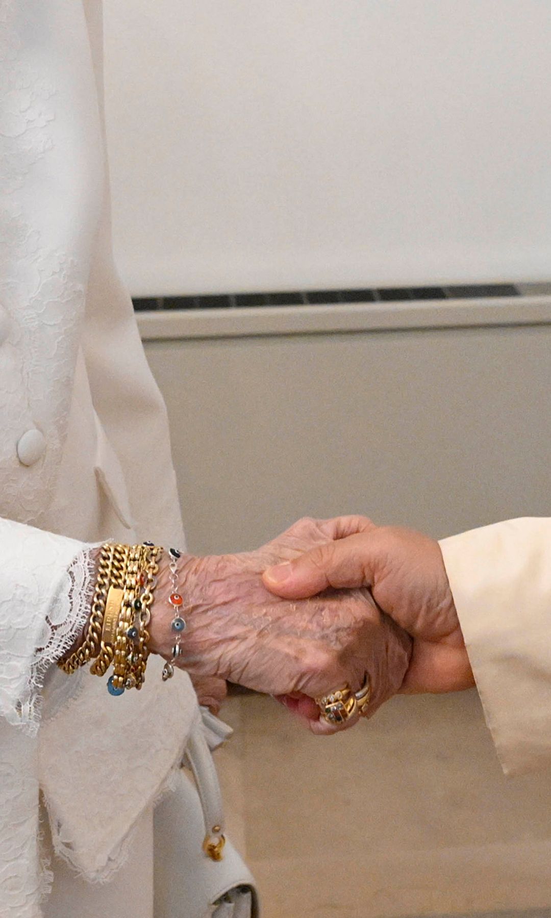 Detalle de la pulsera de la reina Sofía en su encuentro con el Papa