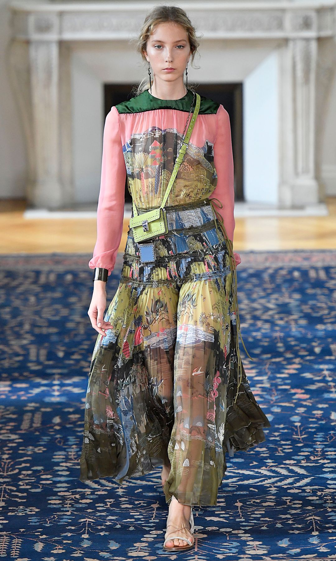 Diseño de Pierpaolo Piccioli  para Valentino Primavera/Verano 2017 inspirado en el tríptico 'El jardín de las delicias', de El Bosco
