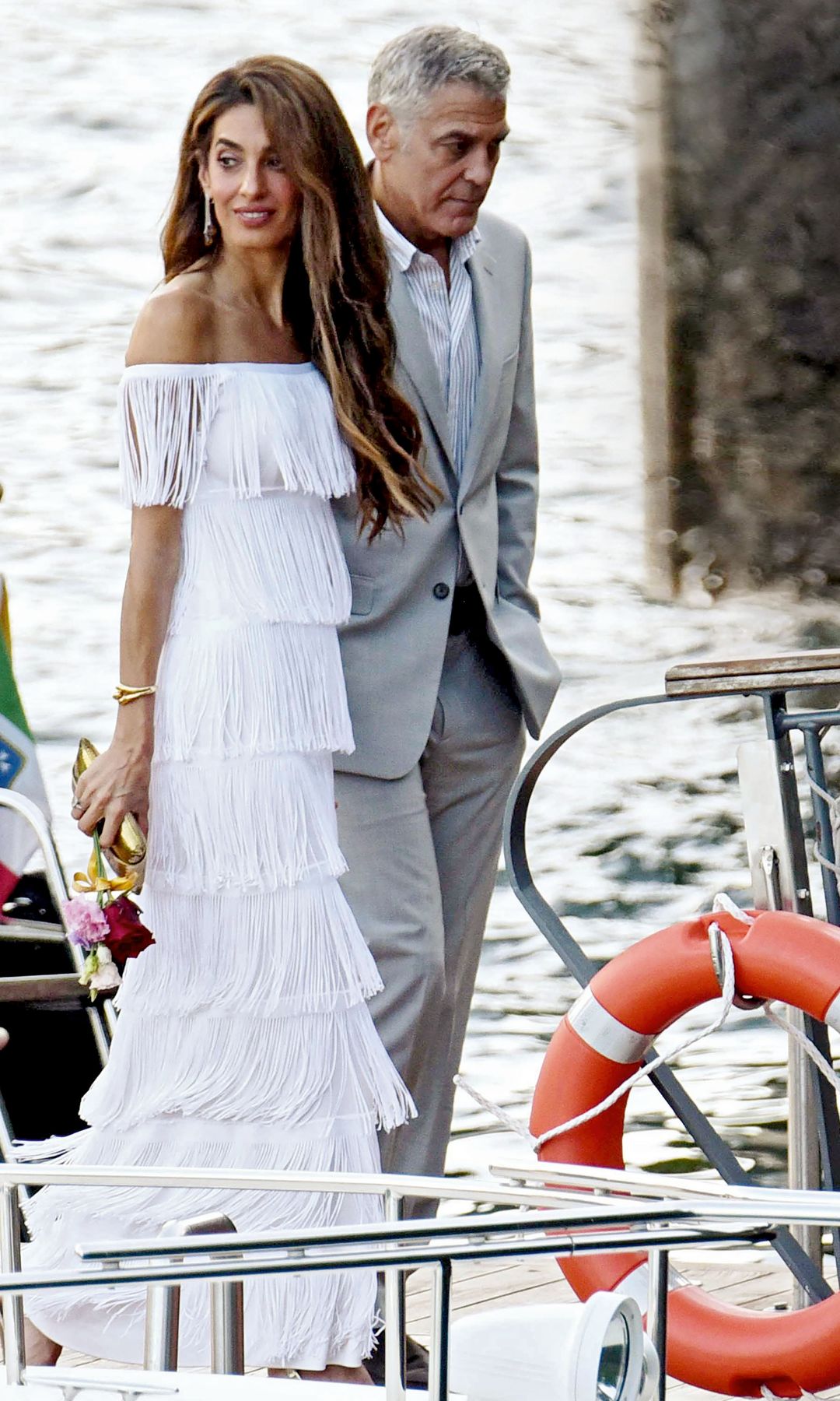Amal deslumbró con un vestido blanco de flecos de Giambattista Valli y, como es habitual en ella, optó por su melena suelta y natural