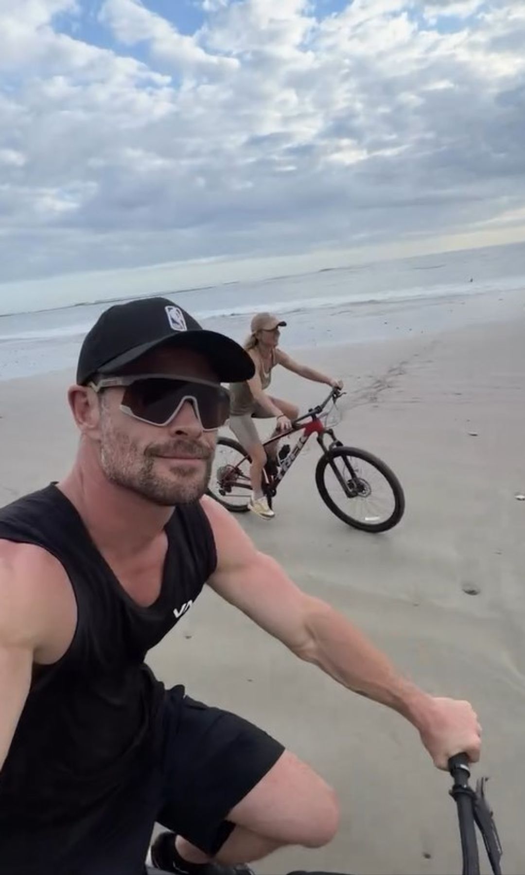 Chris Hemsworth en bici con su familia