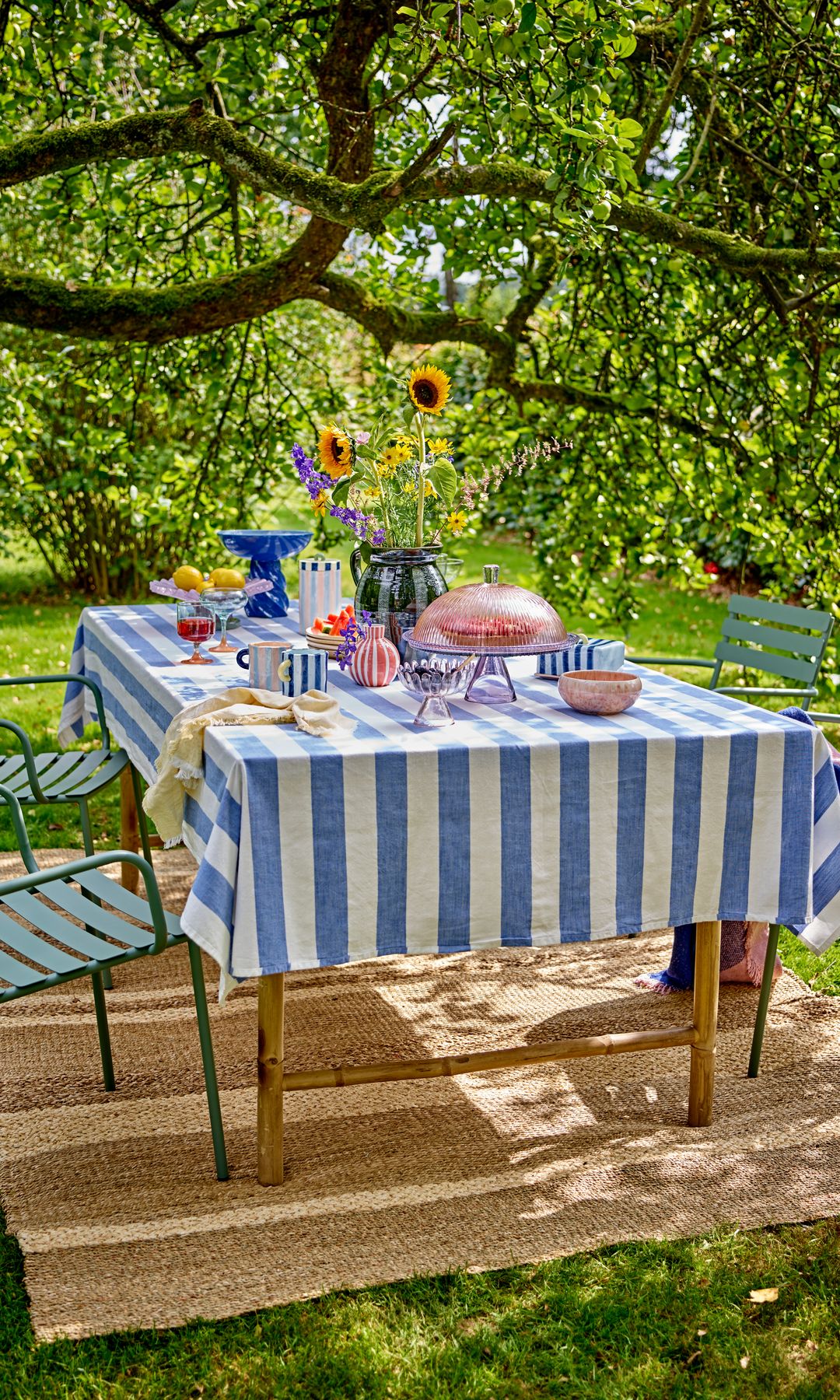 Mesa de primavera en el exterior con matel de rayas