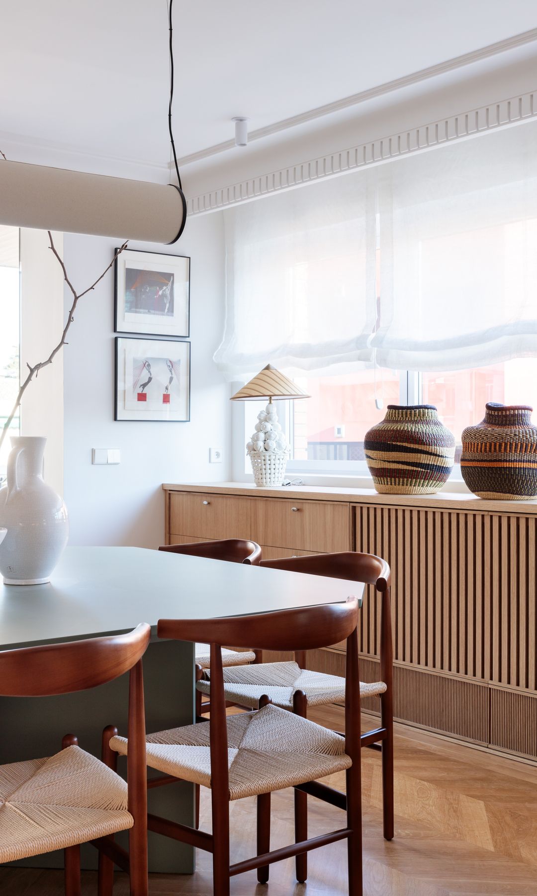 Zona de comedor con aparador y mucha luz natural