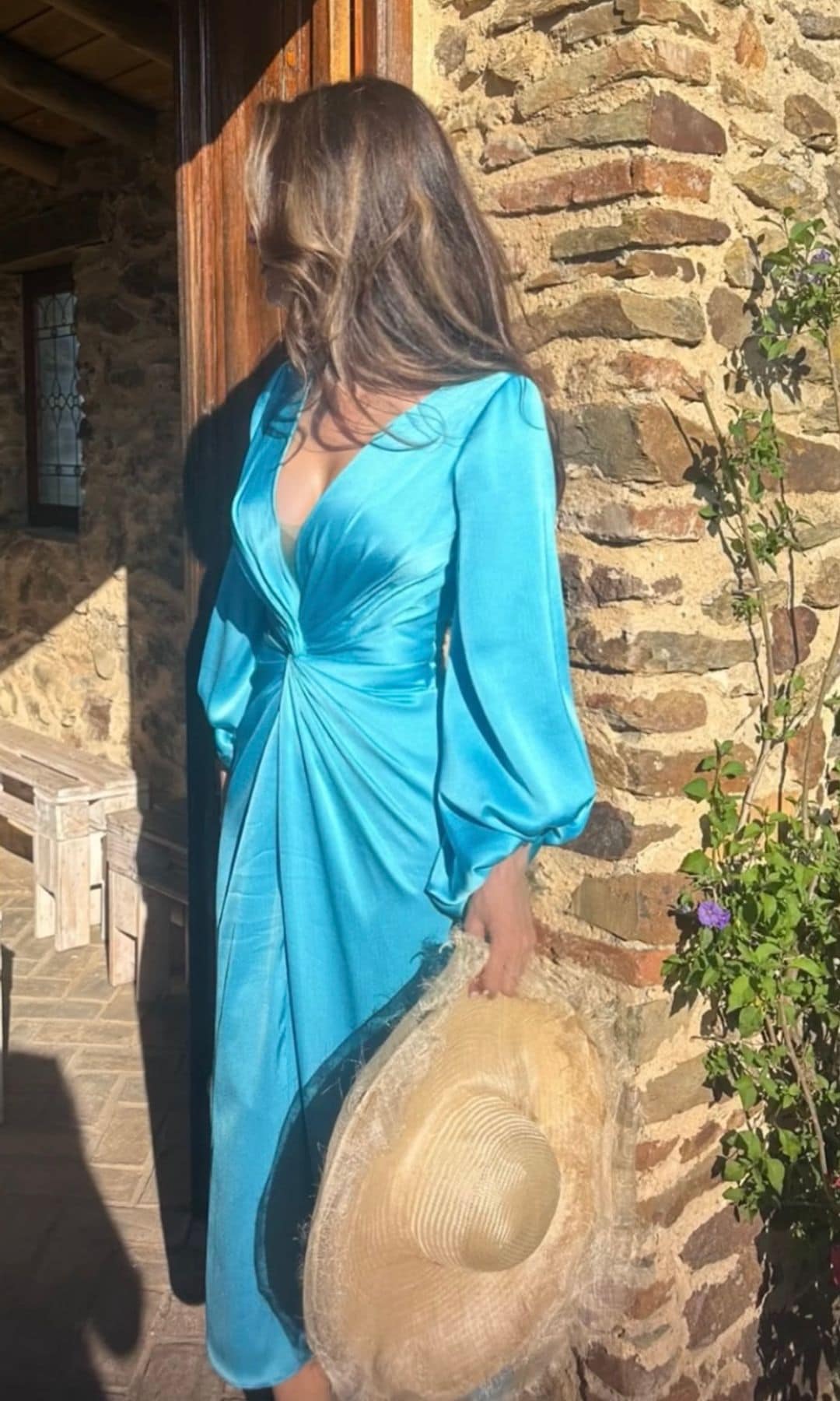 Paloma Cuevas, con vestido azul de Rosa Clará, en la boda de la hija de César Cadaval