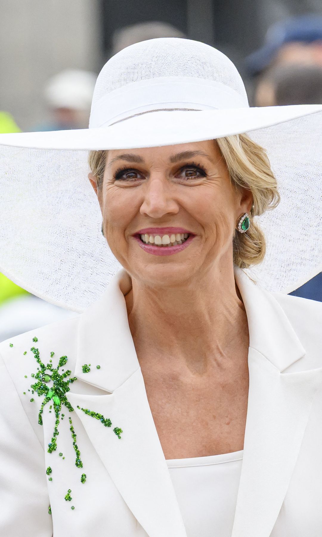Máxima de Holanda, impresionante con gran pamela, recicla su innovador traje blanco de inspiración nupcial con 'mancha' de cristales verdes