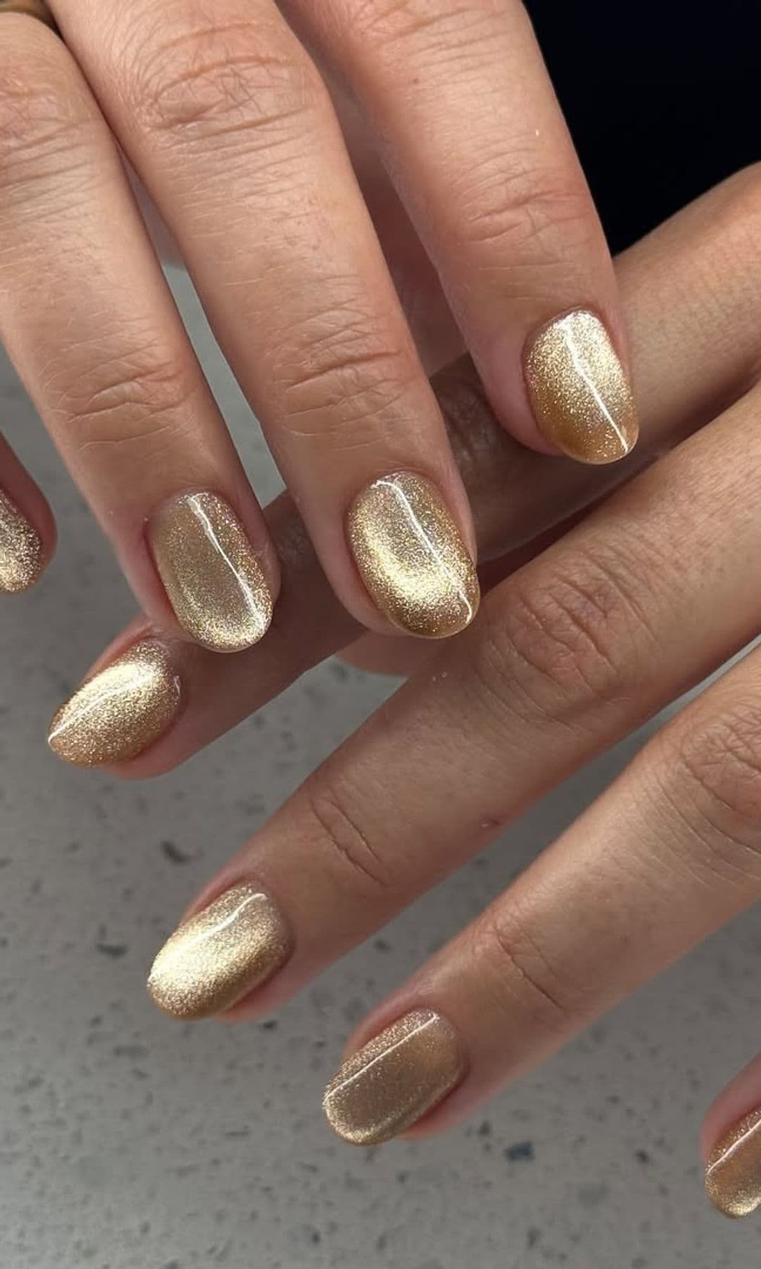 Uñas cortas con manicura velvet en tono dorado champán y efecto satinado
