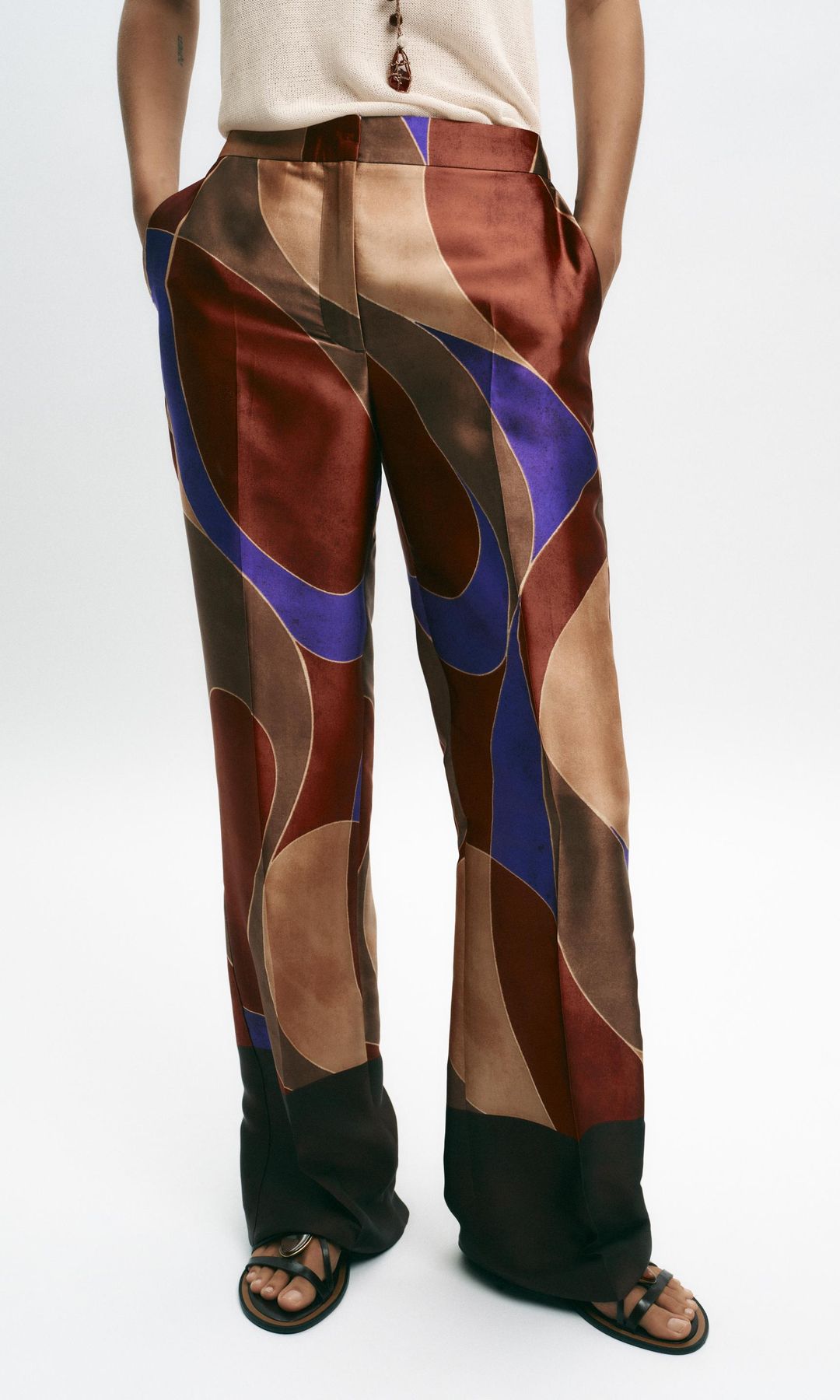 Pantalón satinado estampado, de Zara