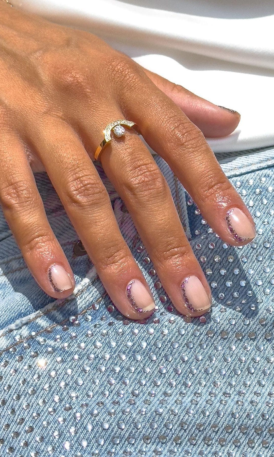 Manicura con detalles morados brillantes
