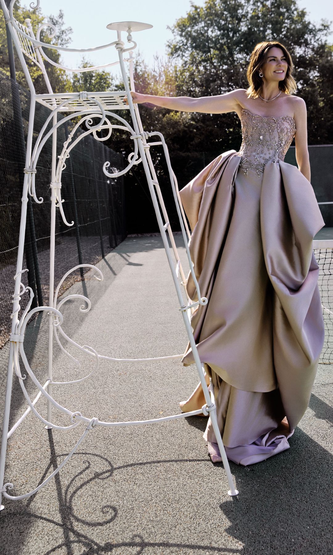 Alejandra de Rojas consigue un «match point» impecable con este diseño de seda satinada, color champán, de alta costura, de Elie Saab, que apuesta por el volumen de la falda, en contraste con el ceñido corsé joya. El collar y los pendientes son de Suarez