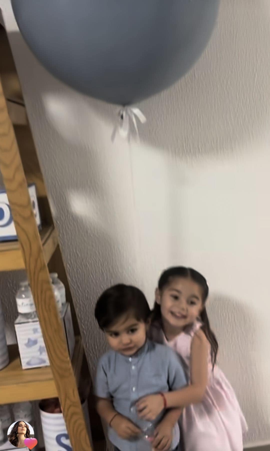 Ximenita y Juan Carlos Jr. conociendo a su hermanito Santiago.