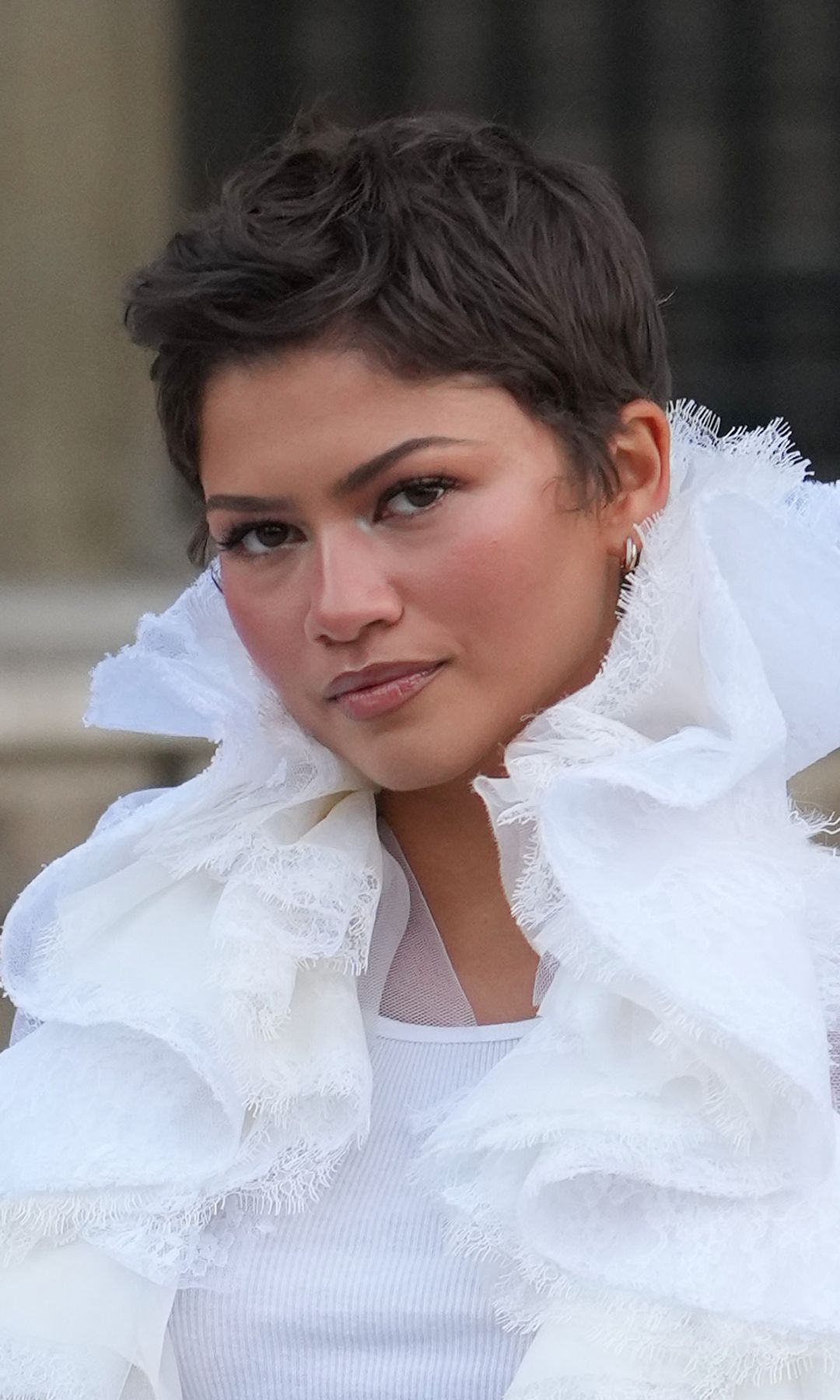 Zendaya con corte de pelo corto a capas