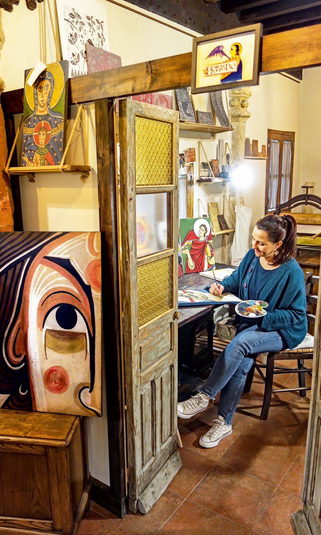 Aránzazu Ruiz reproduce famosos pantocrátores y agnusdéis en su Taller Edad Media de la calle Mayor de Sigüenza, Guadalajara