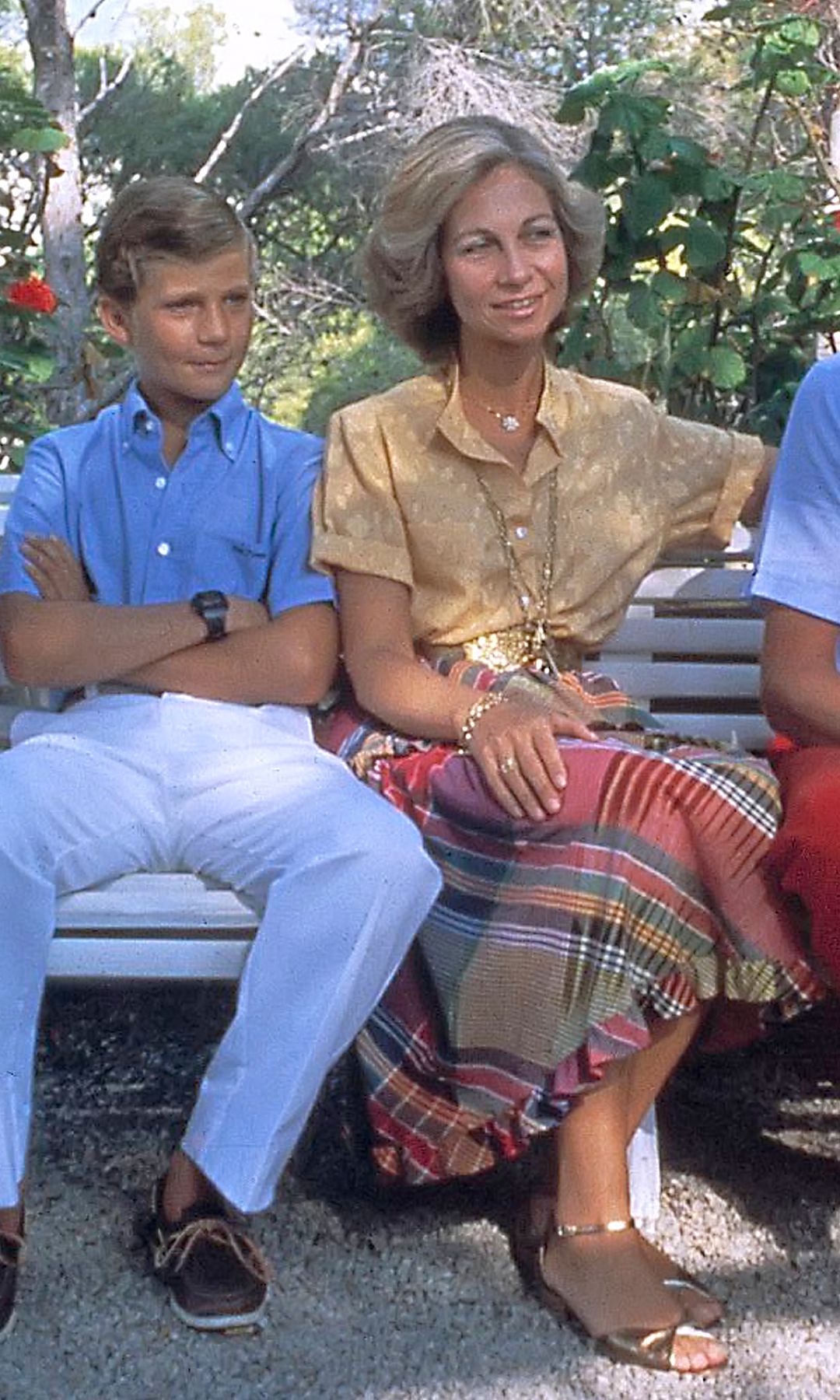 La reina Sofía con falda de cuadros en Palma de Mallorca junto a su familia