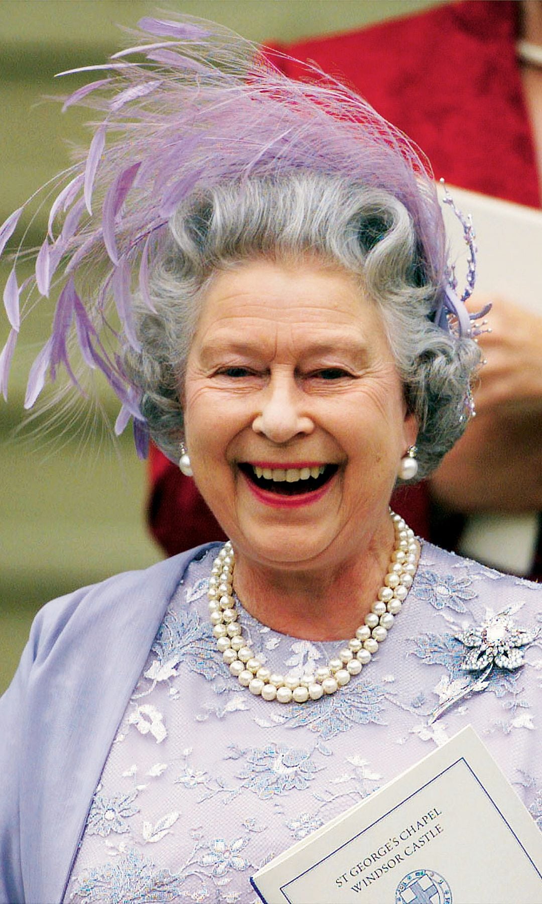 Isabel II, muy feliz durante la boda de su hijo, el príncipe Eduardo, con la relaciones públicas Sophie Rhys-Jones en la Capilla de San Jorge. Entonces, en 1999, ya se habían divorciado el resto de sus hijos. 