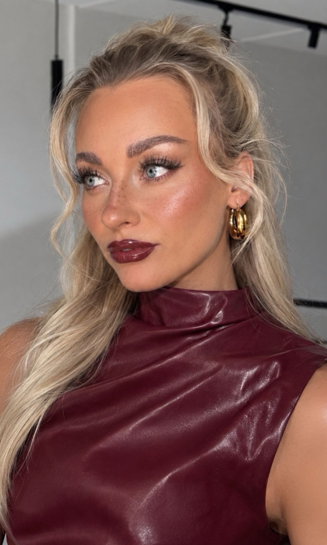 Maquillaje de labios oscuro