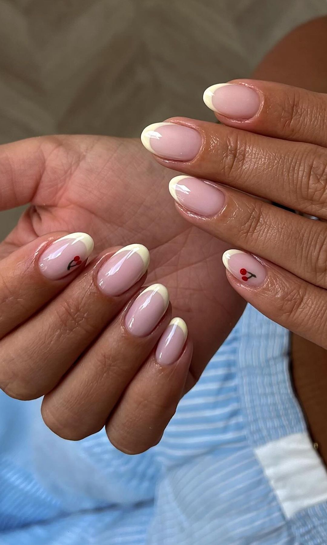 Manicura en amarillo mantequilla con cerezas