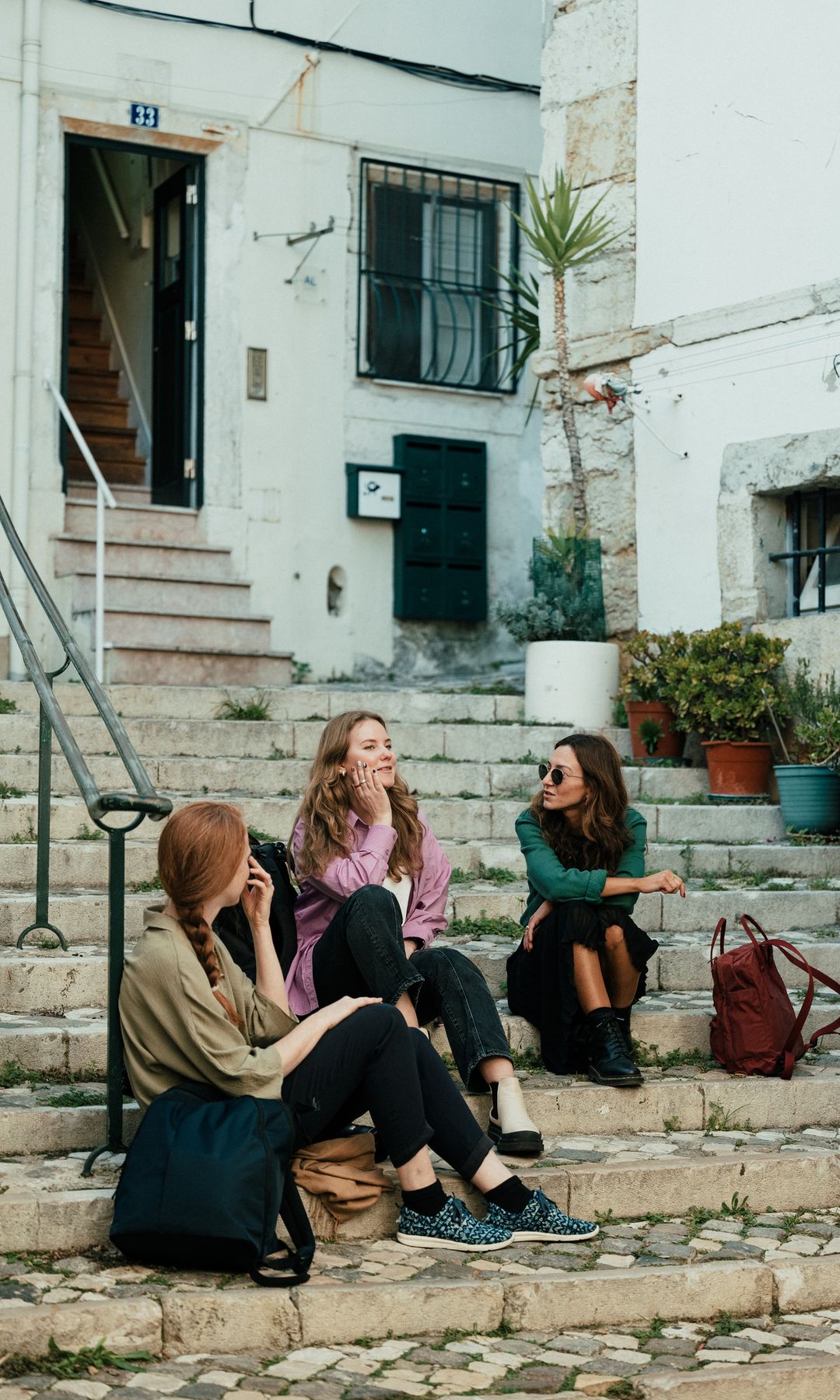 Mujeres hablando en las escaleras de un pueblo