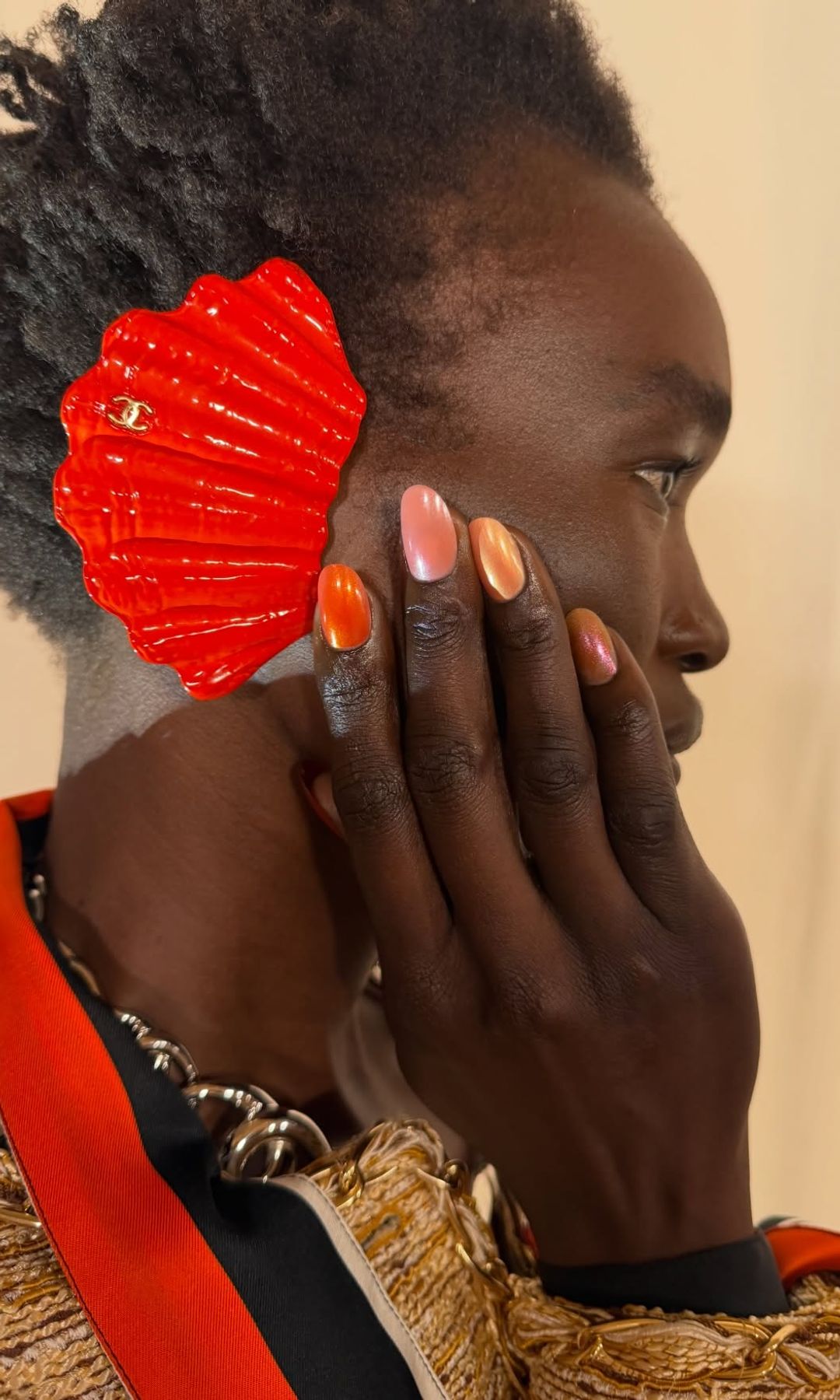 Manicura perlada en tonos anaranjados