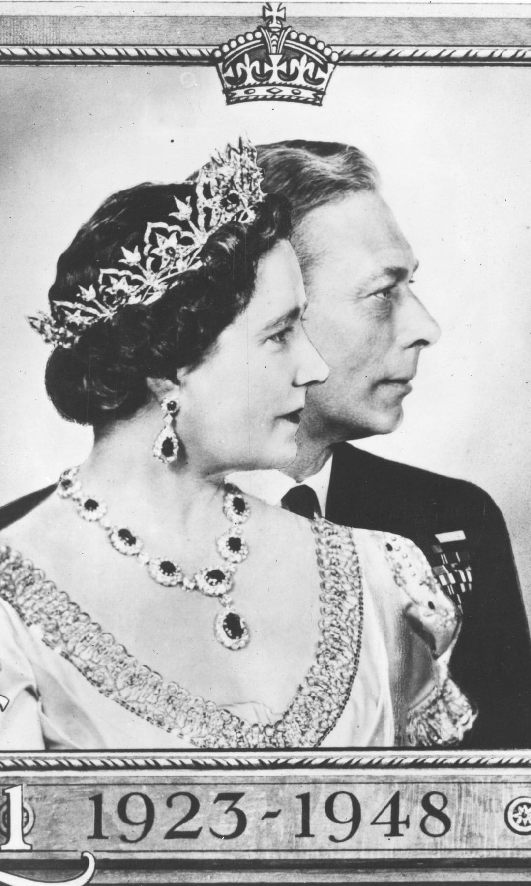 La reina Madre Elizabeth llevando la tiara para un retrato con el rey Jorge VI.