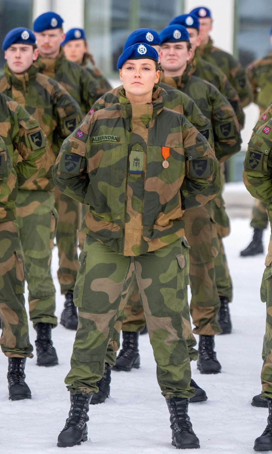 La princesa Ingrid de Noruega luciendo ya su Medalla del Mérito Militar durante la ceremonia de su graduación en las Fuerzas Armadas