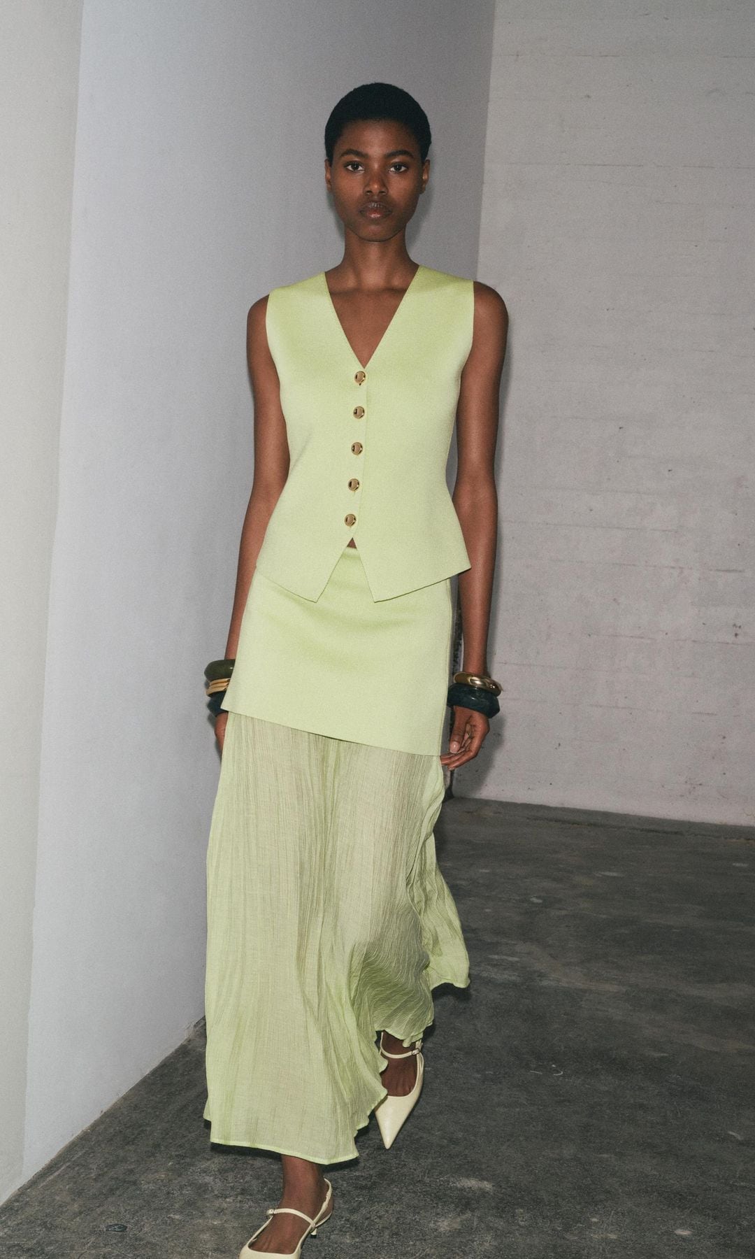 Conjunto de chaleco y falda de punto, en amarillo, de Zara