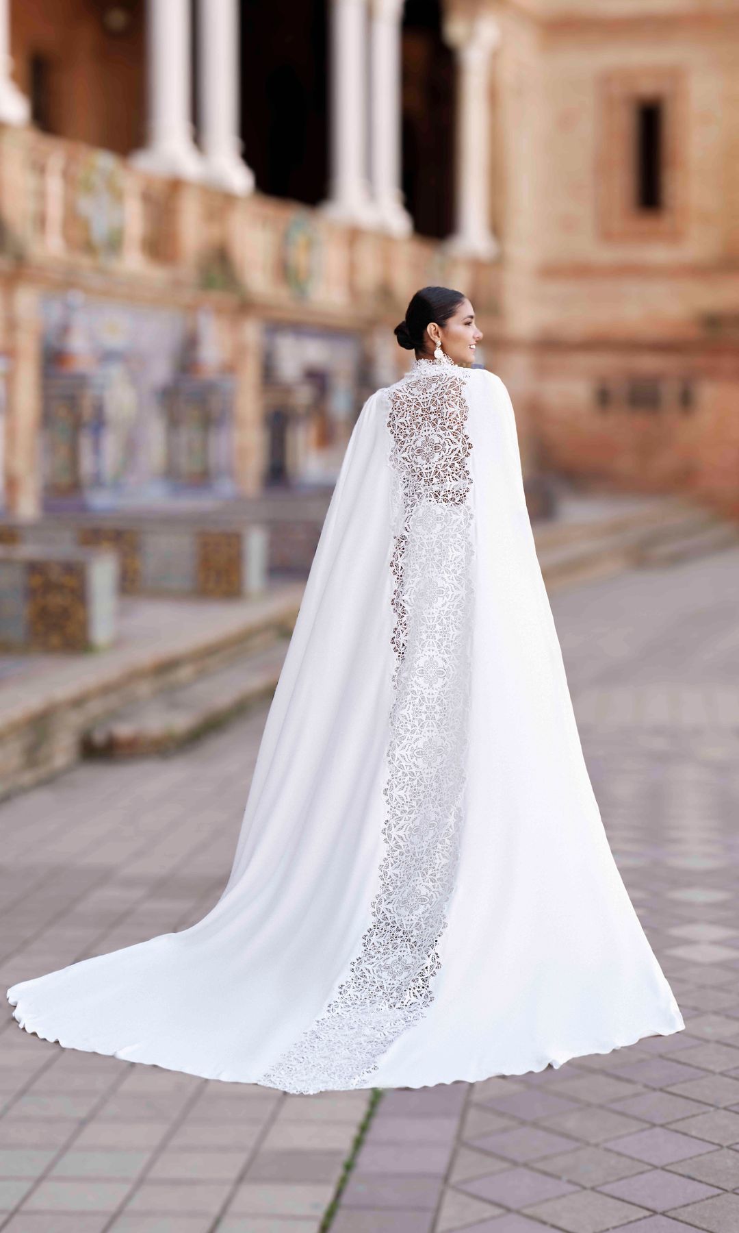 Atelier Jaén vestido de novia con capa de encaje