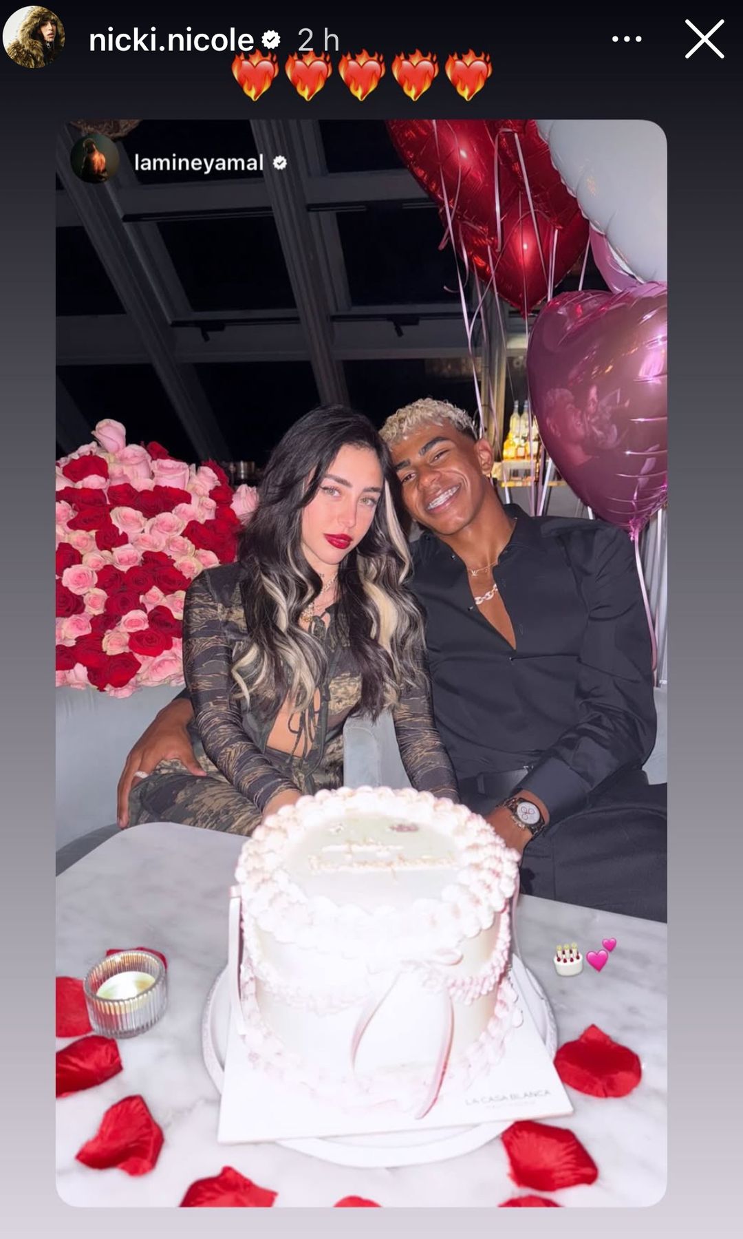 Nicki replicó la foto en sus stories y agregó unos emojis en forma de corazón en llamas.