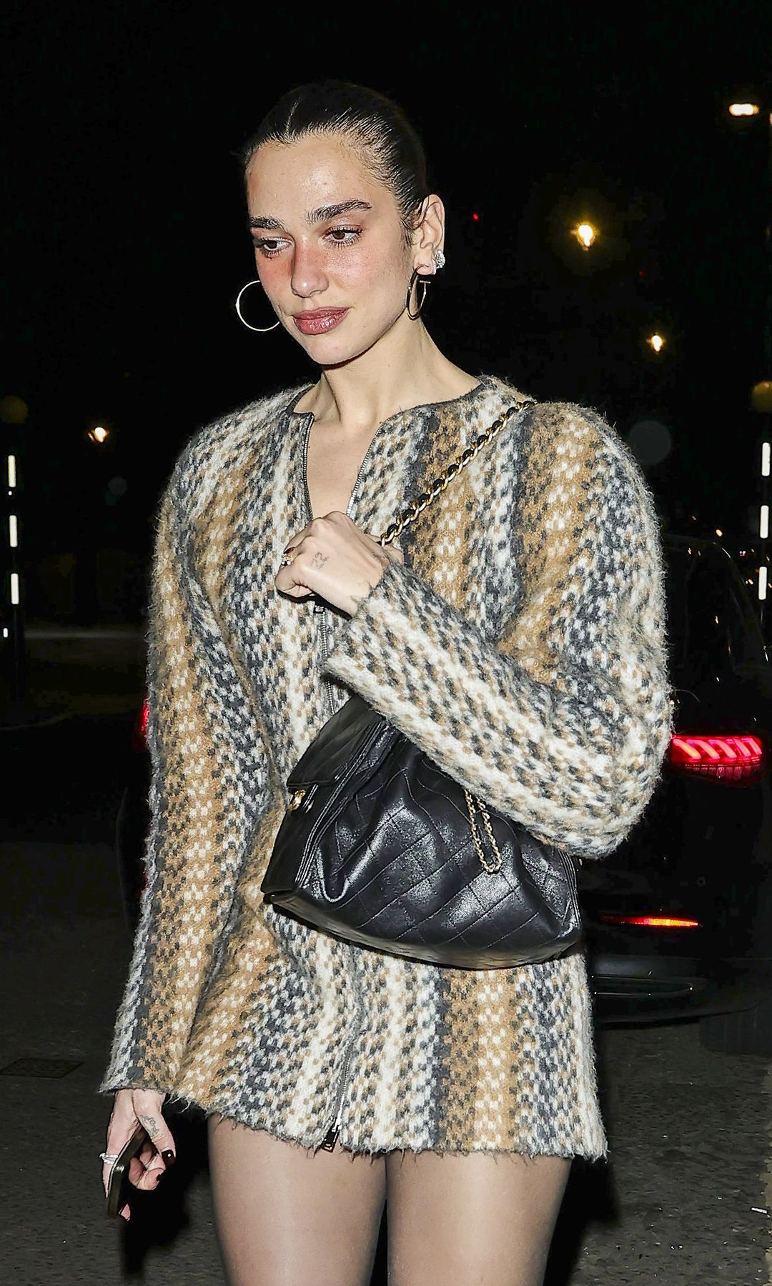 Dua Lipa mostró su bolso favorito del momento, el Chanel 25