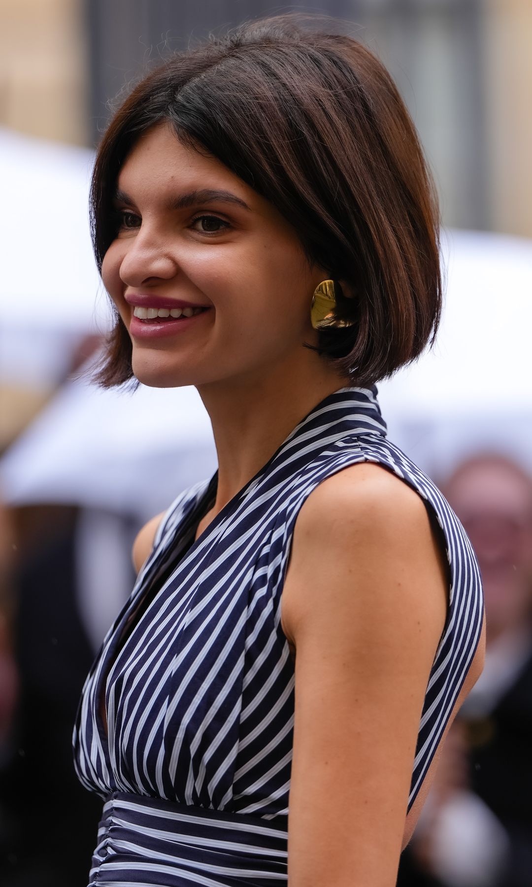 Mujer con cabello corto