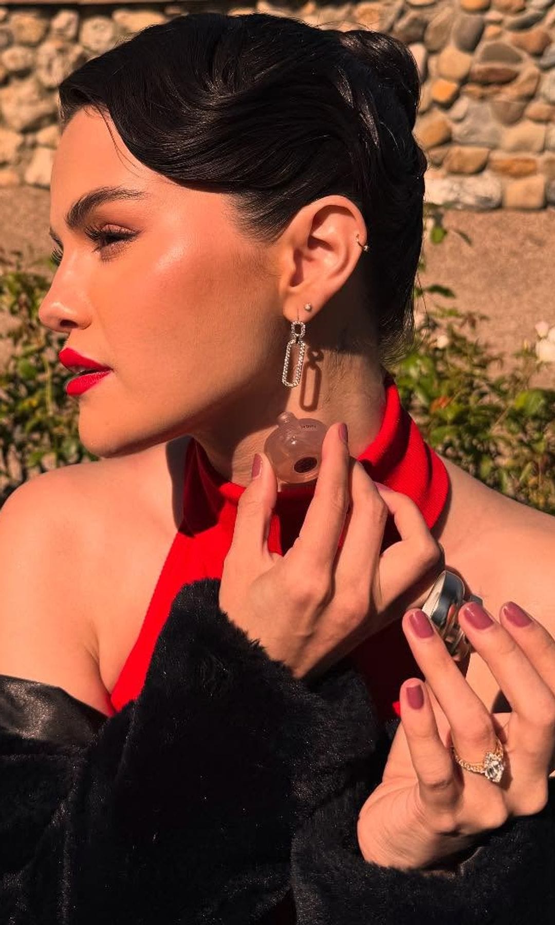 manicura violeta de Selena Gomez