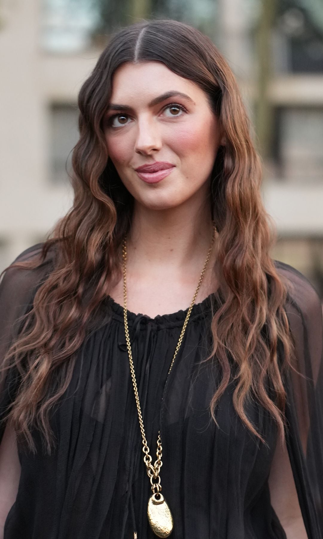  Mujer con cabello castaño