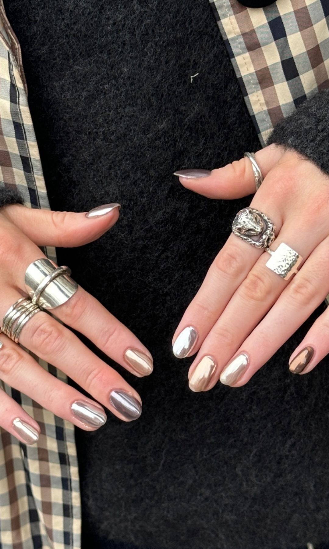 Manicura cromada en cobre, oro y plata