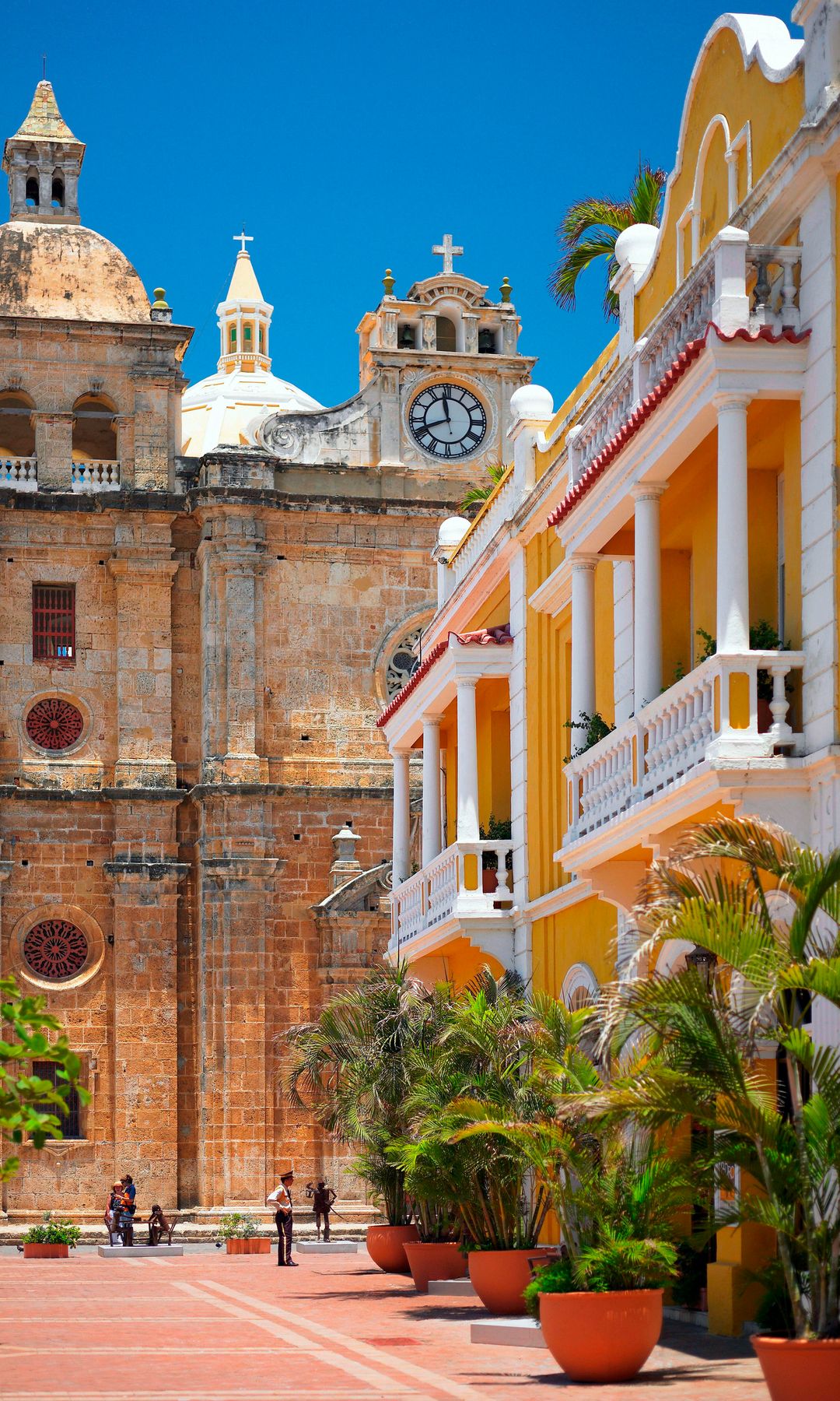 Casco antiguo y catedral de la ciudad colonial de Cartagena de Indias en Colombia