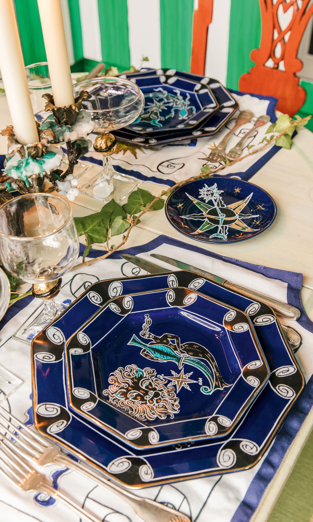  Los platos y vasos son de Vincent Darré x Monoprix. 