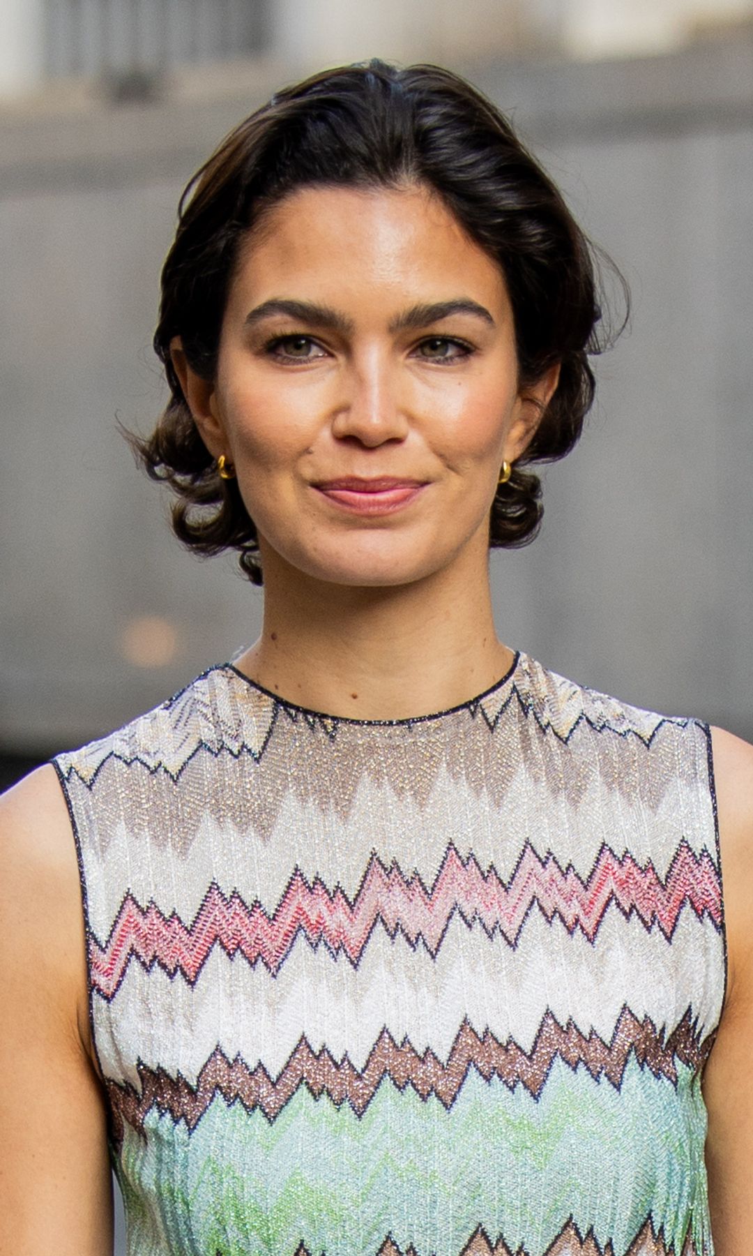 Mujer con cabello corto a capas