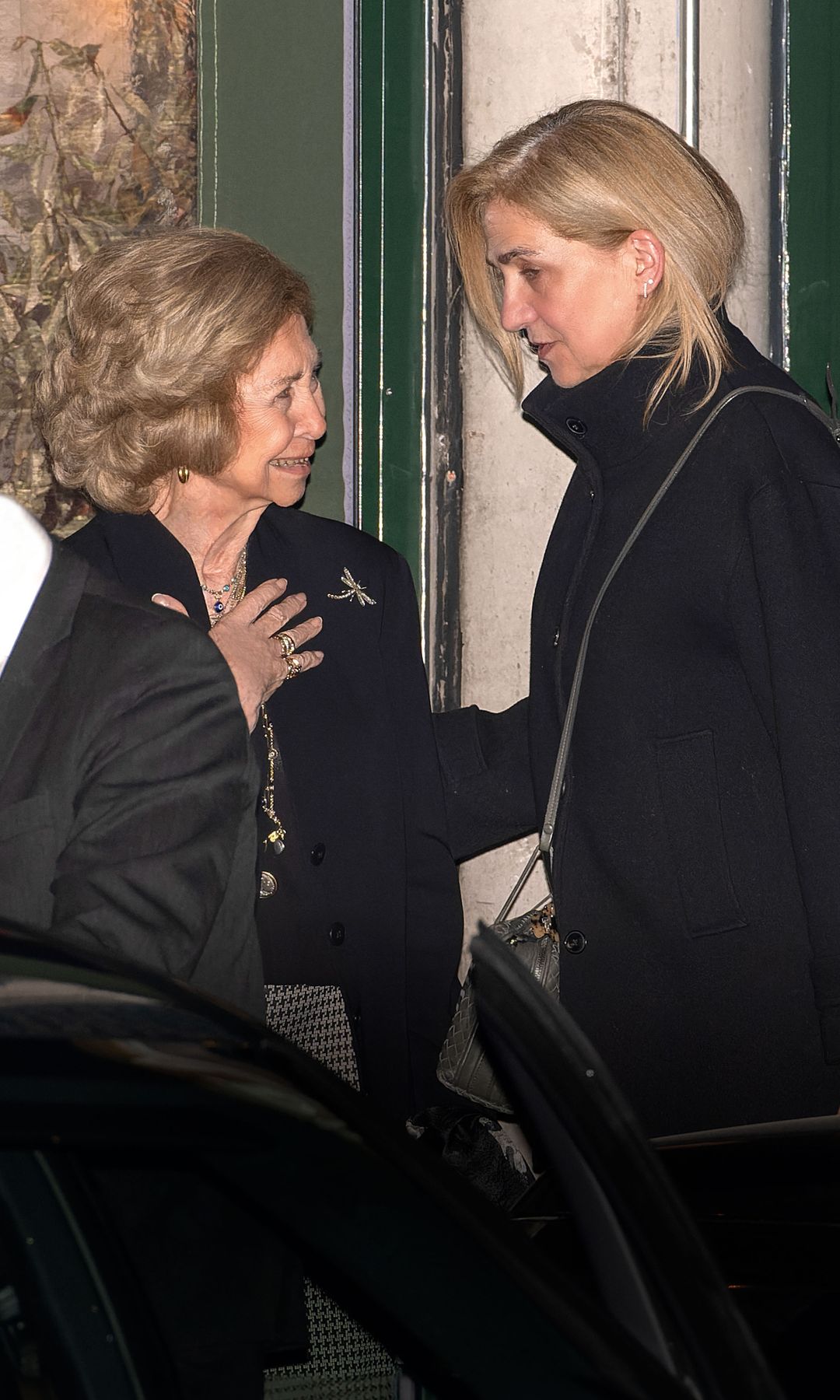 Doña Sofía y sus hijas, en una escapada nocturna